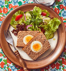 Hackbraten mit gekochten Eiern