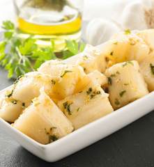 Yuca al vapor con picada de ajo y perejil