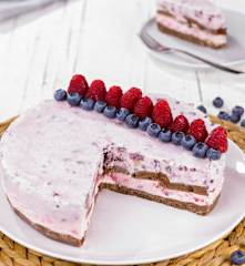 Torta gelato ai frutti rossi e biscotti