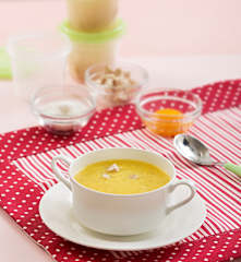 Sopa de pollo con tapioca y yema de huevo