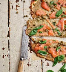 Piza de salmão com alcaparras e manjericão