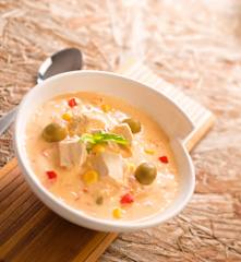 Sopa cremosa de pollo con verduras