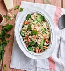 Salada de arroz com frango e pesto de hortelã