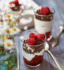 Quarkcreme mit Doppelkeks und Himbeeren