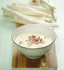 Chřestová polévka se slaninovými chipsy