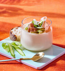 Spargel-Parmesan-Creme mit Parmaschinken und grünen Spargelstreifen
