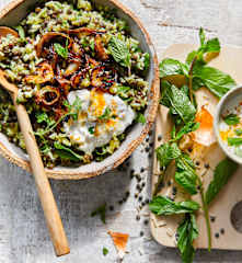 Riz épicé aux lentilles et aux oignons frits
