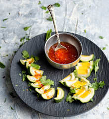 Medias lunas de calabacitas y huevo con salsa picante