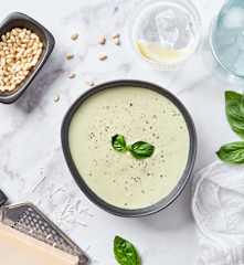 Crema fría de albahaca y piñones