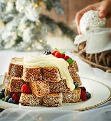 Stella di pandoro tostato con crema diplomatica e frutti rossi