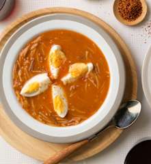 Sopa de tomate con fideos y huevo cocido