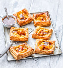 Carré feuilleté aux pommes, sauce au caramel