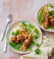Brochettes de dinde yakitori, pois gourmands et riz