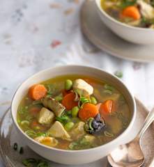 Kurkuma-Ingwer-Suppe mit gemischtem Gemüse