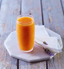 Jugo integral de naranja con zanahoria