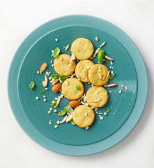 Biscottini salati al basilico e mandorle