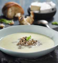 Hermelínová polévka se žampiónovou směsí