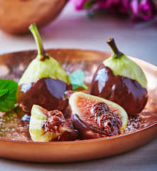 Higos rellenos de crema de cocoa, café y ron