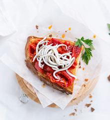 Tosta de pimientos con su pilpil y angulas de surimi