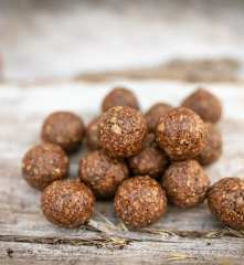 Bolas energéticas de amêndoa e baobab