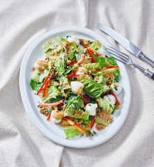 Römersalat mit Erdnuss-Sambal-Dressing und Mozzarellabällchen