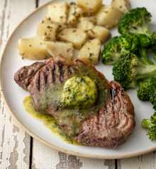 Entrecots con mantequilla de hierbas frescas con patatas al romero y brócoli (MEATER)