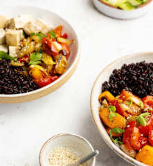 Bowl de arroz negro con verduras asadas