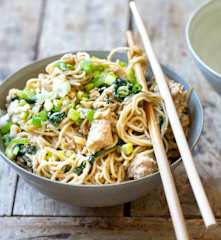 Nouilles chinoises à la dinde,  épinards et sauce cacahuète
