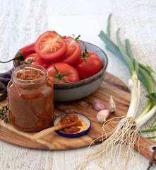 Rich tomato relish