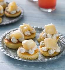 Mini tortitas de queso azul y nueces con pera caramelizada