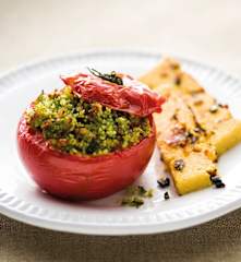 Tomates farcies aux herbes, polenta aux olives