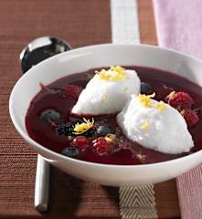 Beerenkaltschale mit Schneeklößchen