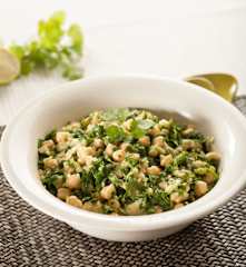 Ensalada de garbanzos y espinacas con cilantro y lima