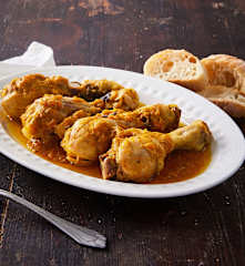 Cosce di pollo stufate al vino bianco e verdure