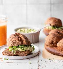 全麦面包配牛油果鸡蛋抹酱及蔬菜汁