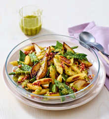 Schupfnudel-Salat mit Birnen, Bohnen und Speck