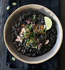 Arroz negro meloso con camarones y calamares