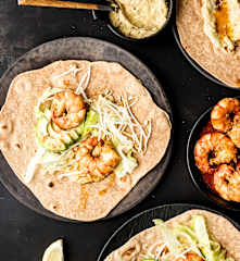 Fajitas de camarones con guacamole de yogur y brotes