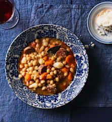 Guiso de garbanzos con verduras y chorizo