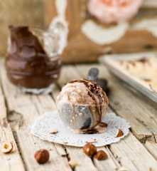 Gelado de avelã com molho de chocolate