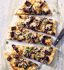 Pizza mit Roastbeef und Pilzen