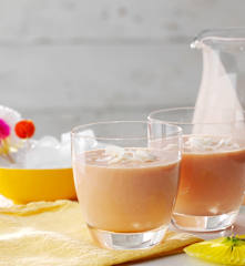 Smoothie tropical de fresas