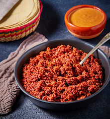 Chicharrón prensado en salsa de chile guajillo