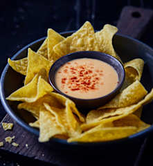 Chili-Käse-Dip zu Nachos