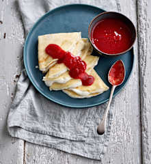 Crepes com queijo e molho de morango