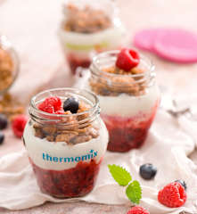 Ovocný dezert s bílým jogurtem a domácí granolou