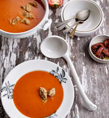 Sopa de tomate com quenelles de manjericão e tomate seco