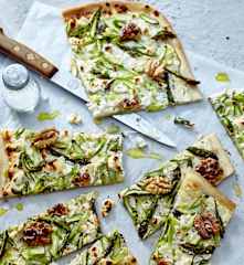 Spargelflammkuchen mit Walnüssen