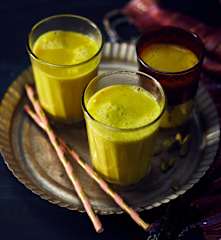 Goldener Mandeldrink