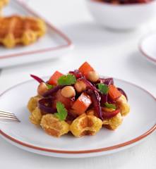 Waffles de batata-doce e tomilho com molho de tomate